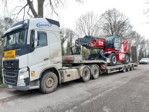 Transport du plus gros chariot élévateur rotatif du monde 